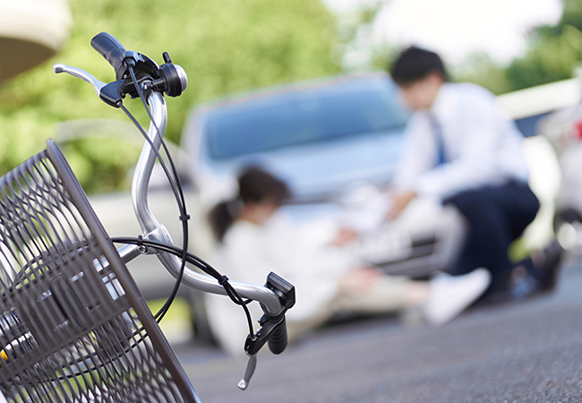 自転車と車の交通事故現場