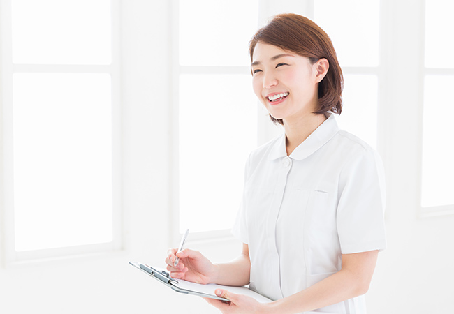 ファイルを手に持つ看護師